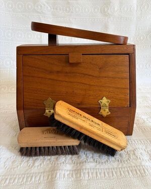Wood Shoe Shine Box Valet Caddy Brown Brass Hinges Footrest 2 Horsehair Brushes